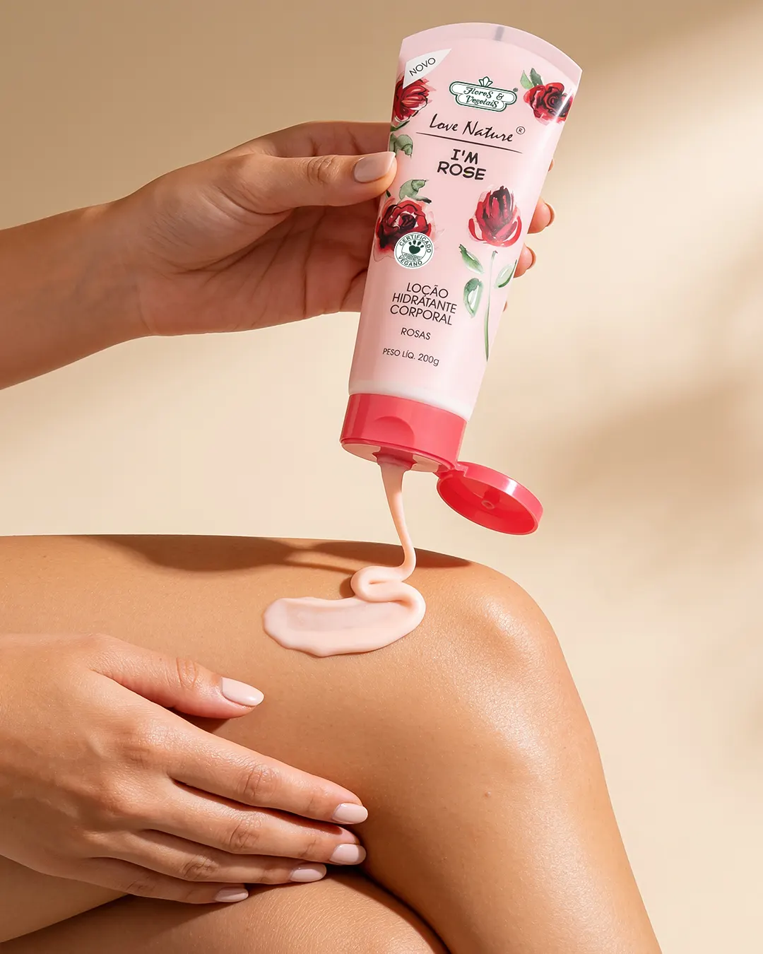 Loção hidratante Rosas sendo aplicada na perna